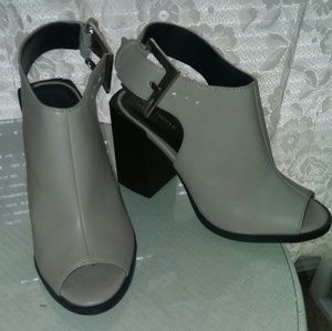 **FLAWED** Grey chunky heels